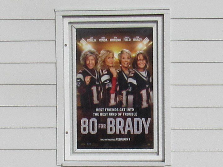 Allerton House fans enjoy watching '80 for Brady' movie - Hingham Anchor